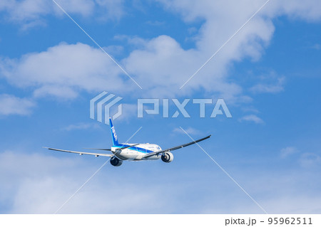 成田空港を離陸した旅客機・飛行機・全日空・ボーイング777 95962511