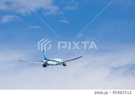 成田空港を離陸した旅客機・飛行機・全日空・ボーイング777 95962512
