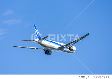 成田空港を離陸した旅客機・飛行機・全日空・ボーイング777 95962514