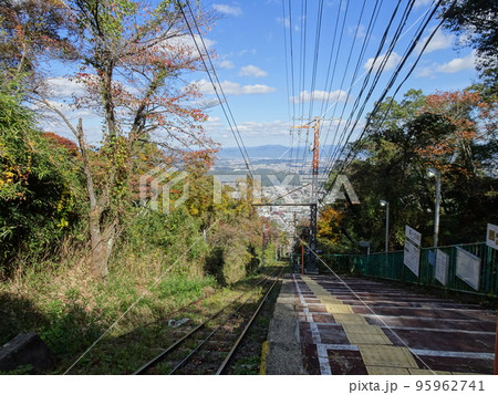 奈良県生駒山ケーブルカーの線路 奈良県生駒山ケーブルカーの線路 95962741