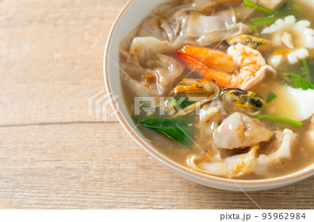 Wide Rice Noodles with Seafood in Gravy Sauce 95962984