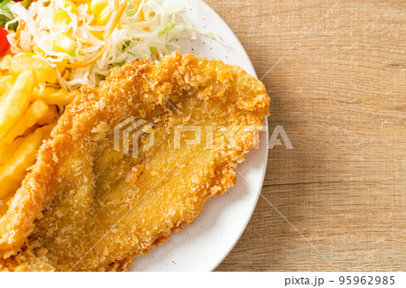 fried fish and potatoes chips 95962985