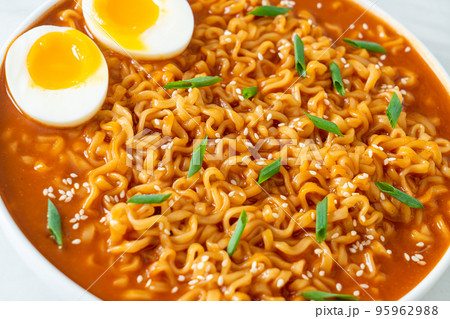Korean instant noodles with egg 95962988