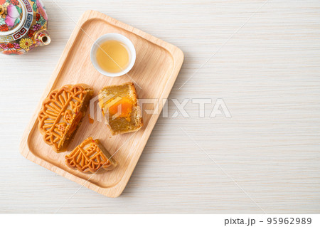 Chinese moon cake durian and egg yolk flavour 95962989