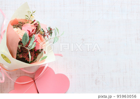 シックな秋バラの花束 シックな秋バラの花束 95963056