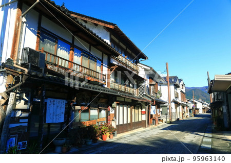 【岡山県】晴天の勝山町並み保存地区 95963140