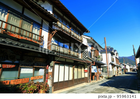 【岡山県】晴天の勝山町並み保存地区 95963141