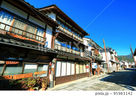 【岡山県】晴天の勝山町並み保存地区 95963142