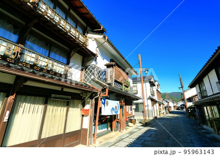 【岡山県】晴天の勝山町並み保存地区 95963143