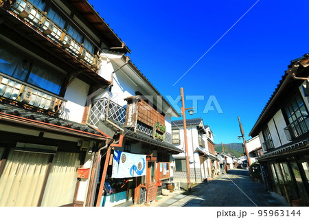 【岡山県】晴天の勝山町並み保存地区 95963144