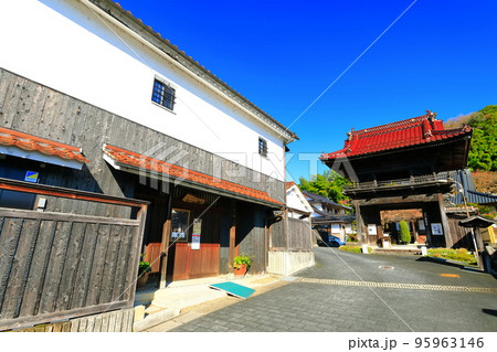 【岡山県】晴天の勝山町の安養寺 95963146