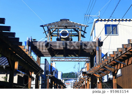 【岡山県】晴天の勝山町のウッドストリート 95963154