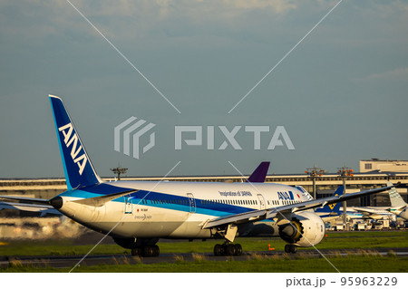 成田空港を離陸する旅客機・飛行機・全日空・ボーイング787 95963229