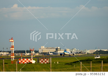 成田空港を離陸する旅客機・飛行機・全日空・ボーイング787 95963232