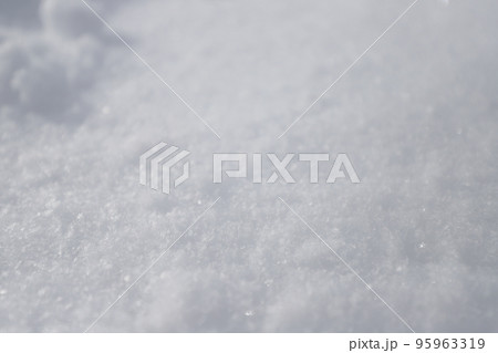 サラサラと積もった粉雪のアップ 95963319