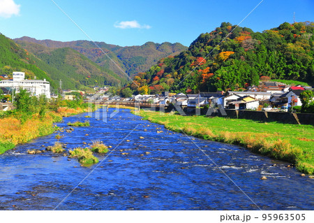 【岡山県】晴天の旭川と勝山町並み保存地区 【岡山県】晴天の旭川と勝山町並み保存地区 95963505