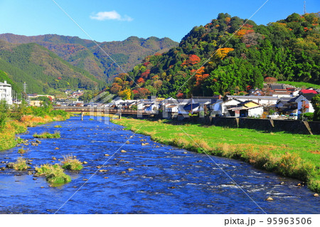 【岡山県】晴天の旭川と勝山町並み保存地区 95963506