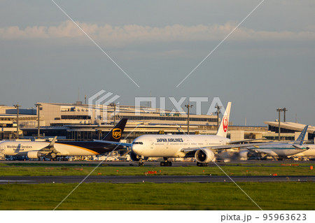 成田空港・タキシングする旅客機・飛行機・日本航空・ボーイング777 95963623