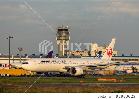 成田空港・タキシングする旅客機・飛行機・日本航空・ボーイング777 95963625