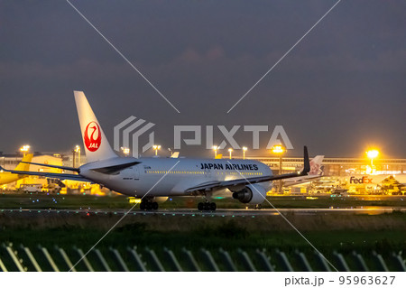 成田空港を離陸する旅客機・飛行機・日本航空・ボーイング767 95963627