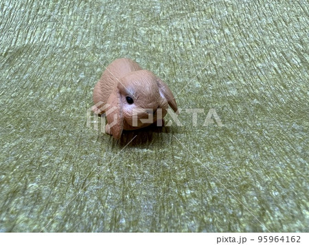 ロップイヤーの兎の置き物、うさぎの人形。卯年の年賀状用(金背景) ロップイヤーの兎の置き物、うさぎの人形。卯年の年賀状用(金背景) 95964162