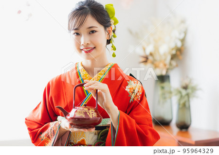 赤い振袖　和室　正座 95964329