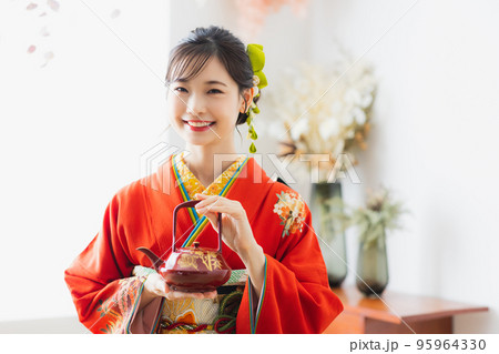赤い振袖 和室 正座 赤い振袖 和室 正座 95964330