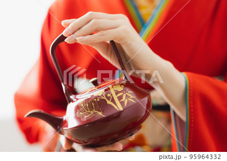 赤い振袖　和室　正座 95964332