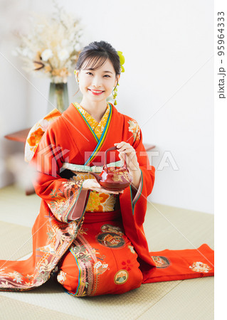 赤い振袖 和室 正座 赤い振袖 和室 正座 95964333