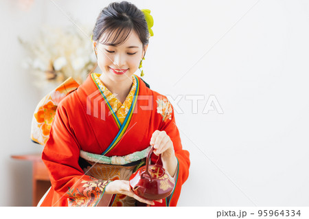 赤い振袖 和室 正座 赤い振袖 和室 正座 95964334