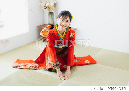 赤い振袖 和室 正座 赤い振袖 和室 正座 95964336