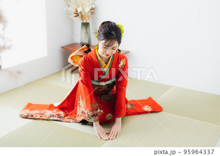 赤い振袖　和室　正座 95964337