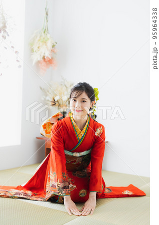 赤い振袖 和室 正座 赤い振袖 和室 正座 95964338