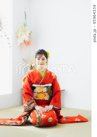 赤い振袖　和室　正座 95964339