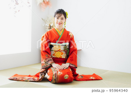 赤い振袖 和室 正座 赤い振袖 和室 正座 95964340