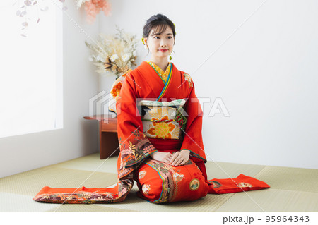 赤い振袖 和室 正座 赤い振袖 和室 正座 95964343