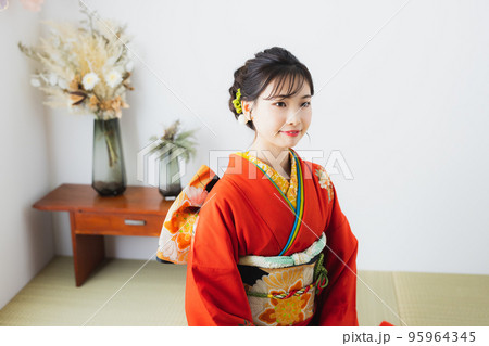 赤い振袖　和室　正座 95964345
