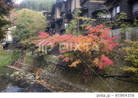 紅葉に包まれた黒川温泉 95964356