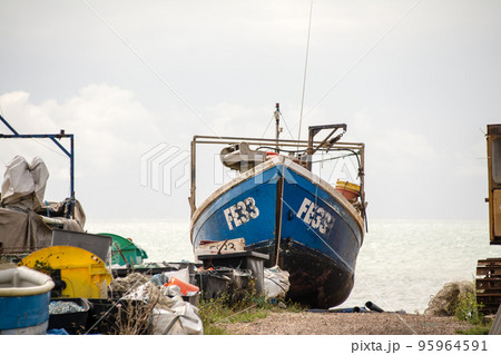 海岸に引き上げられた漁船　ロンドン郊外のヘイスティングスの海岸にて 95964591