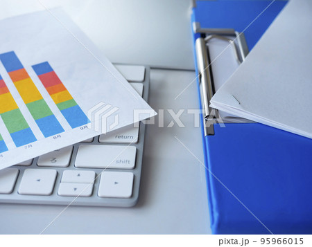 グラフ、バインダー、書類、パソコンのビジネスイメージ グラフ、バインダー、書類、パソコンのビジネスイメージ 95966015