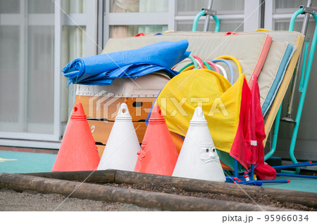 運動会の準備　カラーコーン　子供用 95966034