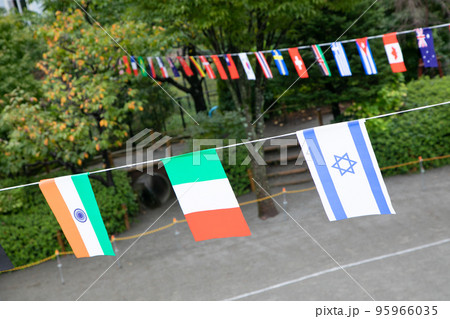 運動会の準備　国旗 95966035