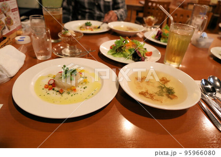 シーフードレストランのカニ料理コースの、前菜 シーフードレストランのカニ料理コースの、前菜 95966080