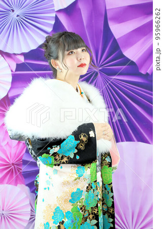 白地にターコイズブルー系柄の振袖を着た成人女性、和装スタジオ撮影、成人式 白地にターコイズブルー系柄の振袖を着た成人女性、和装スタジオ撮影、成人式 95966262