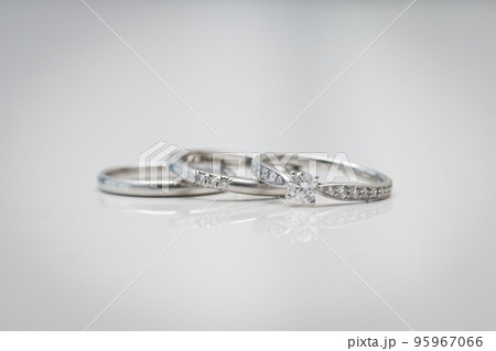 婚約指輪と結婚指輪 幸せの証 婚約指輪と結婚指輪 幸せの証 95967066