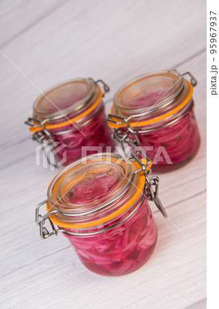 RECIPE FOR ONION PICKLES IN JARS, WHITE WINE VINEGAR, WHITE WINE, SUGAR, PEPPER RECIPE FOR ONION PICKLES IN JARS, WHITE WINE VINEGAR, WHITE WINE, SUGAR, PEPPER 95967937