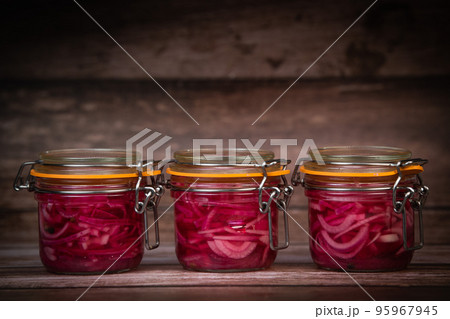 RECIPE FOR ONION PICKLES IN JARS, WHITE WINE VINEGAR, WHITE WINE, SUGAR, PEPPER 95967945