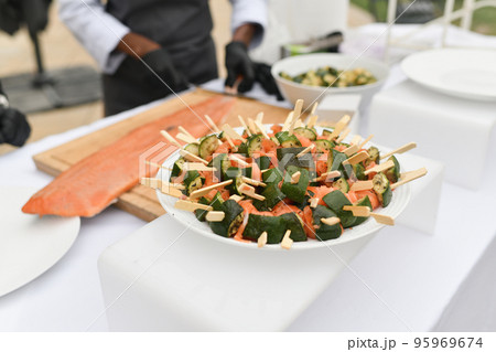 The salmon skewers with zucchini Wedding catering 95969674