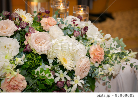 豪華なテーブル装花　結婚式　披露宴 95969685