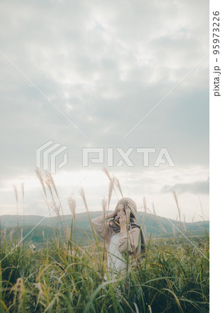 自然の中に佇む女性の写真 自然の中に佇む女性の写真 95973226